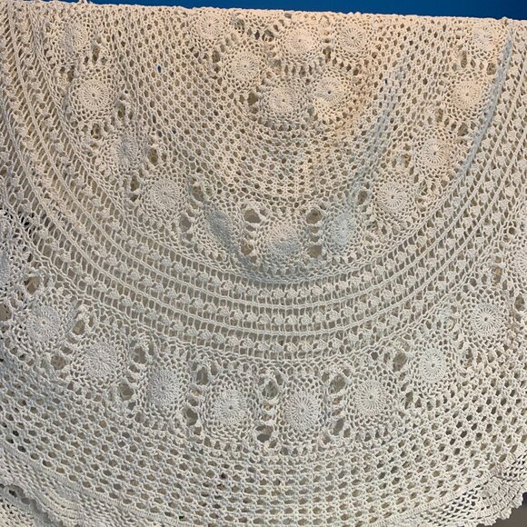 Crocheted Oval Shaped Tablecloth - Picture 1 of 1